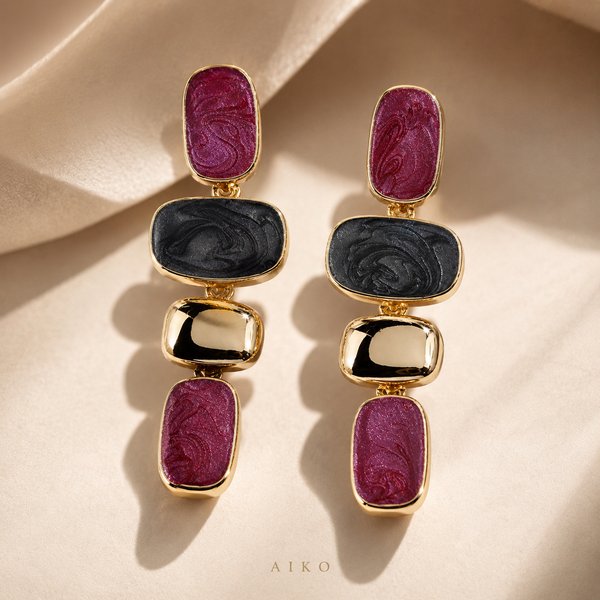 Aretes geométricos dorados con detalles rojo y negro