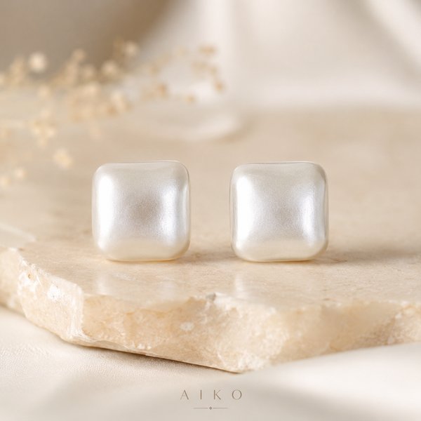 Aretes perlados en forma cuadrada