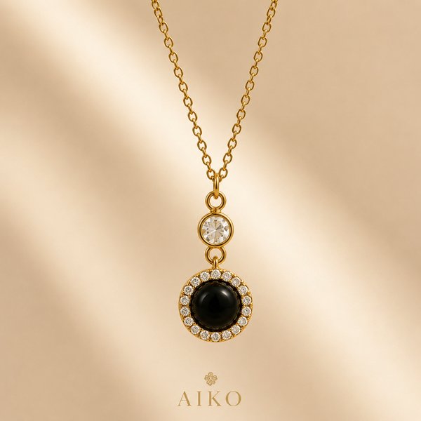 Collar dorado con dije circular negro