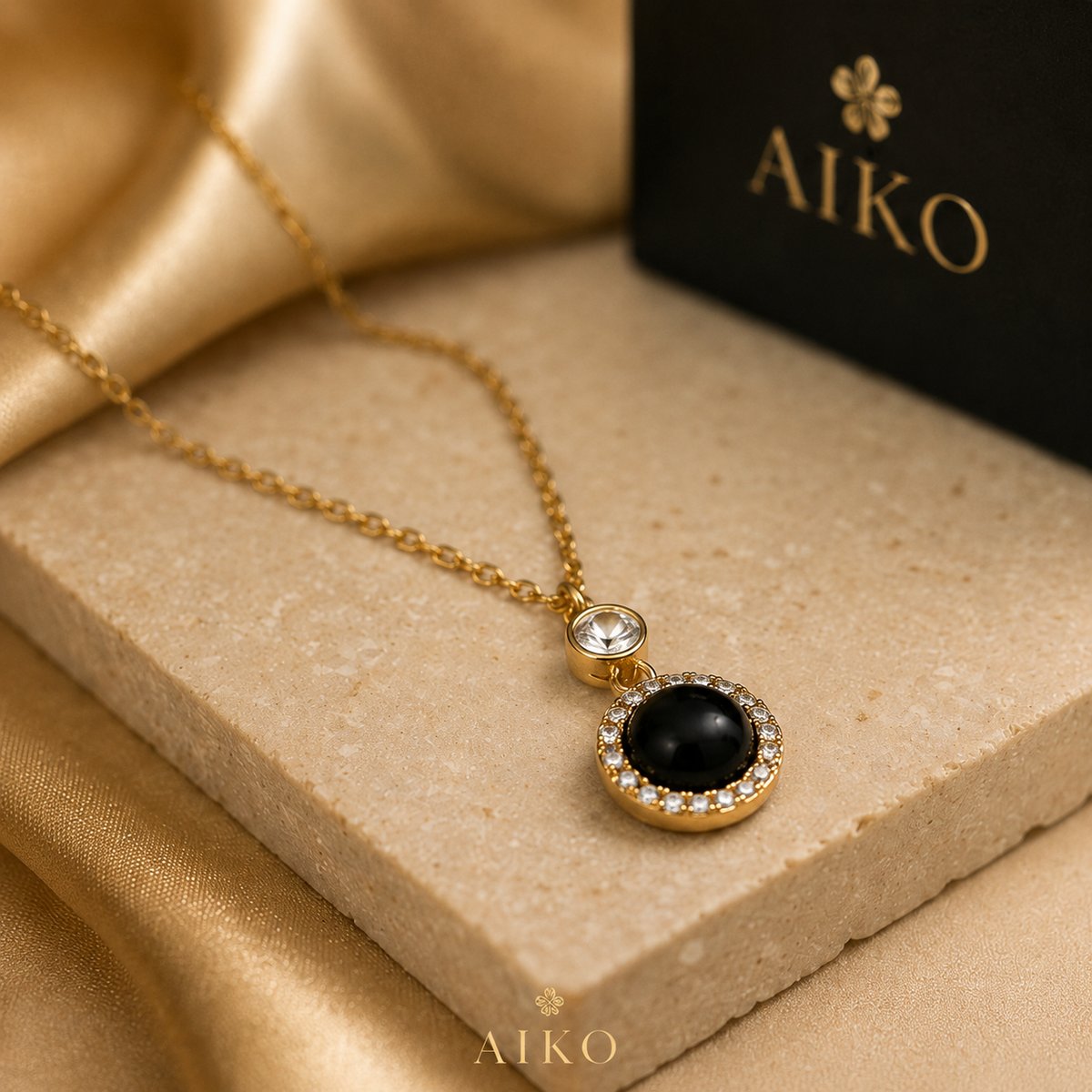 Collar dorado con dije circular negro - 2