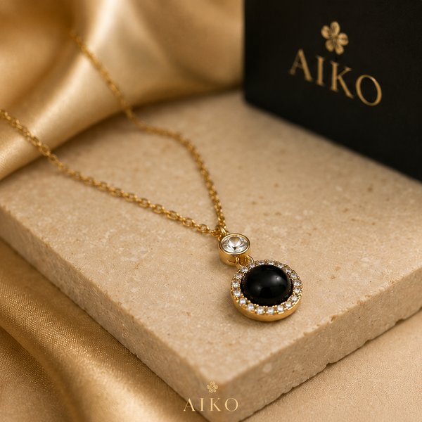 Collar dorado con dije circular negro