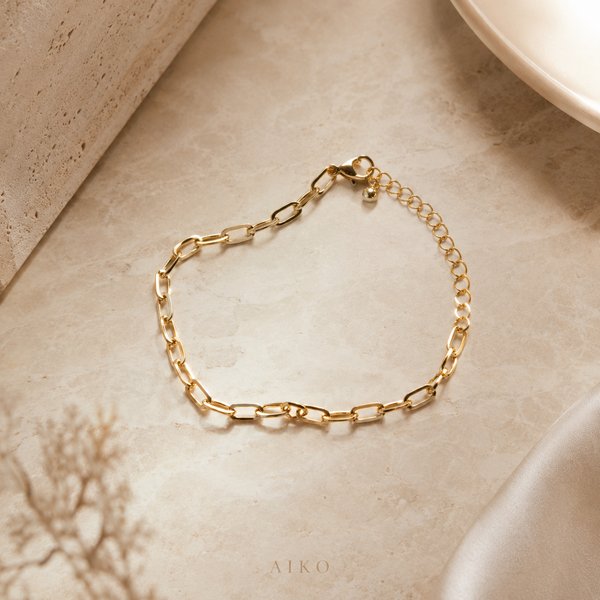 Pulsera dorada de eslabones alargados