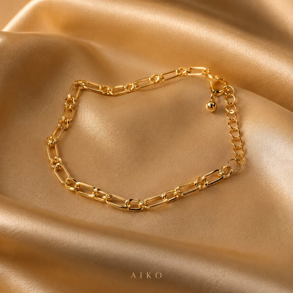 Pulsera dorada de eslabones alargados