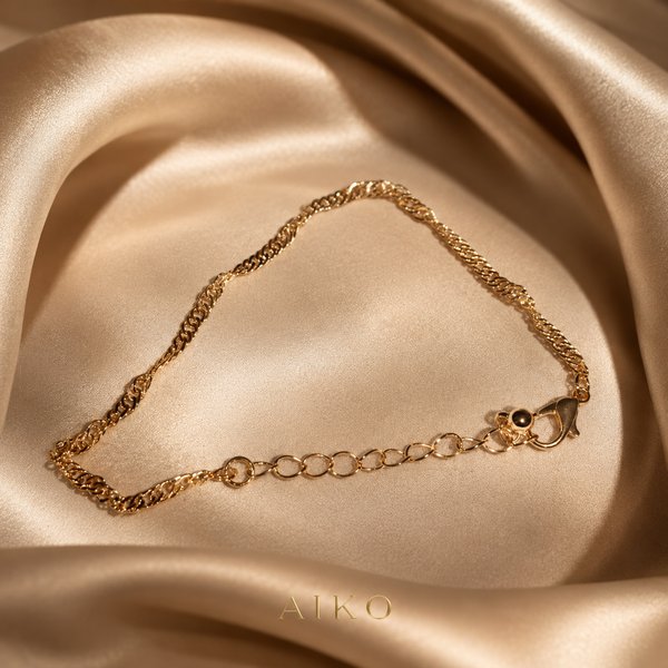 Pulsera dorada fina con eslabones mixtos