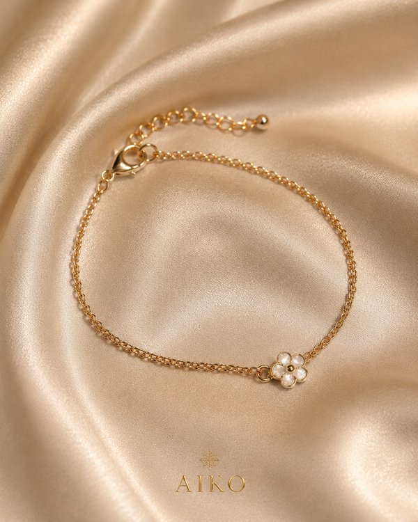 Pulsera dorada con dije floral