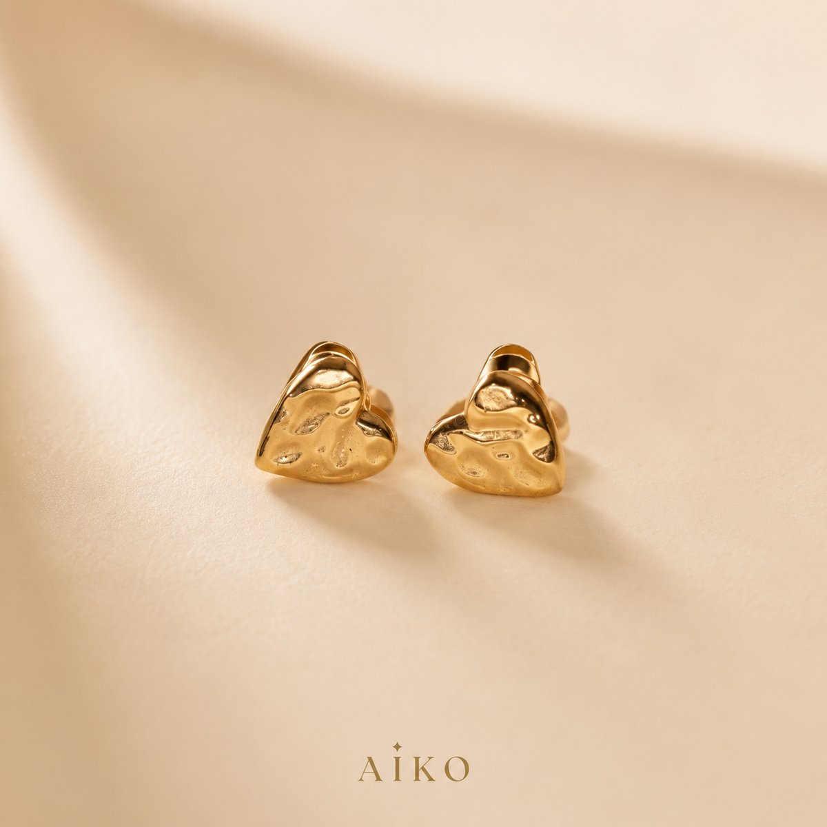 Aretes dorados en forma de corazón - 2