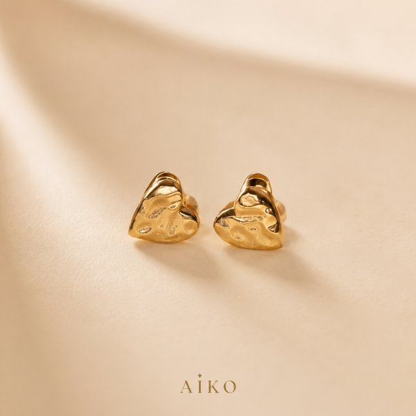 Aretes dorados en forma de corazón