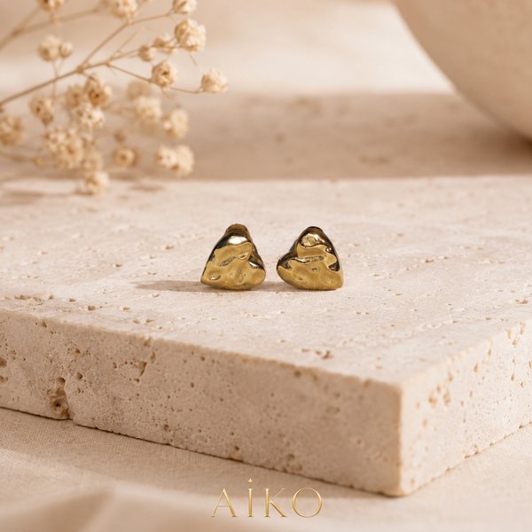 Aretes dorados en forma de corazón
