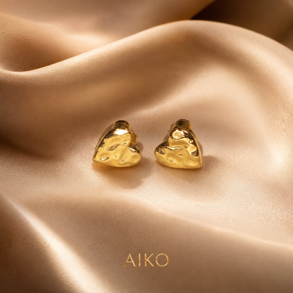 Aretes dorados en forma de corazón - 4