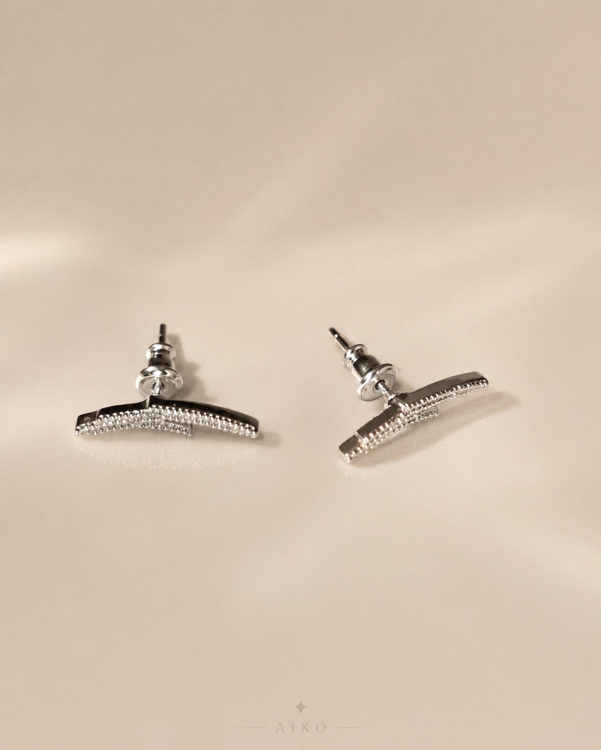 Aretes plateados curvos con brillos - 2
