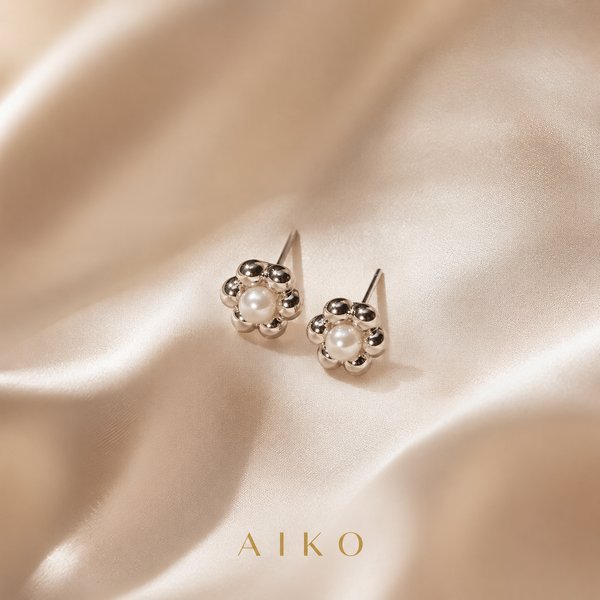 Aretes plateados de flor con perlita