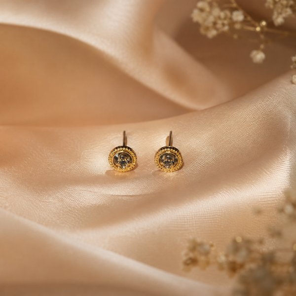 Aretes dorados circulares con centro oscuro