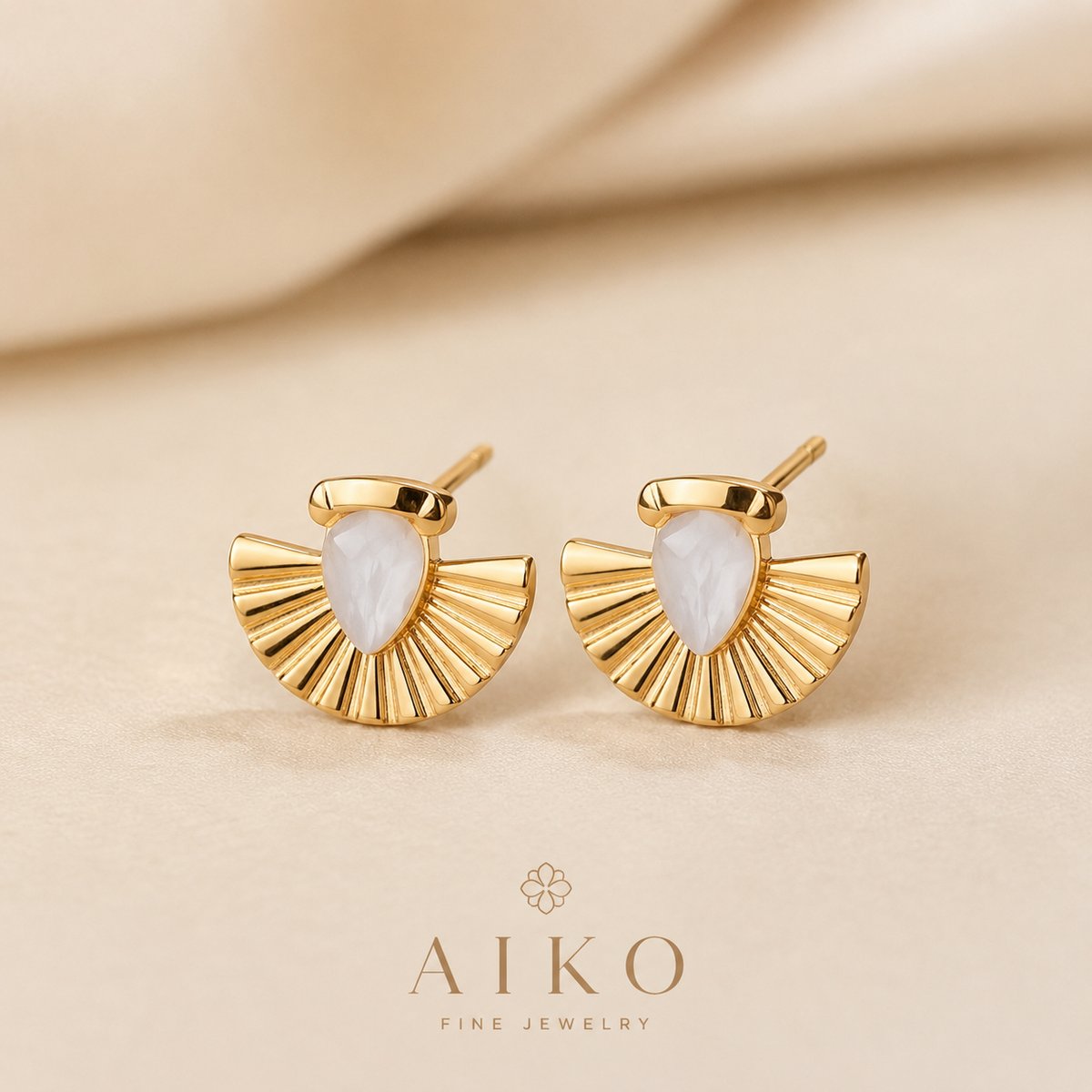 Aretes dorados con piedra blanca y diseño abanico - 2