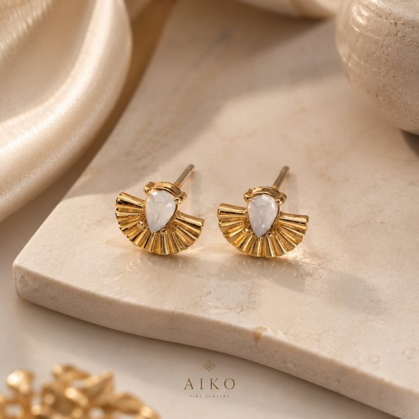 Aretes dorados con piedra blanca y diseño abanico