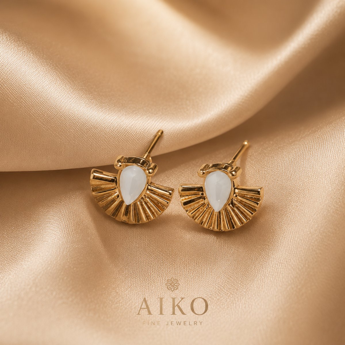 Aretes dorados con piedra blanca y diseño abanico - 4