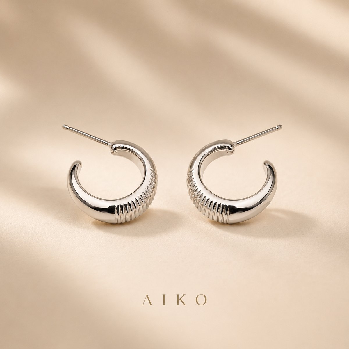 Arete plateado tipo argolla gruesa texturizada - 2