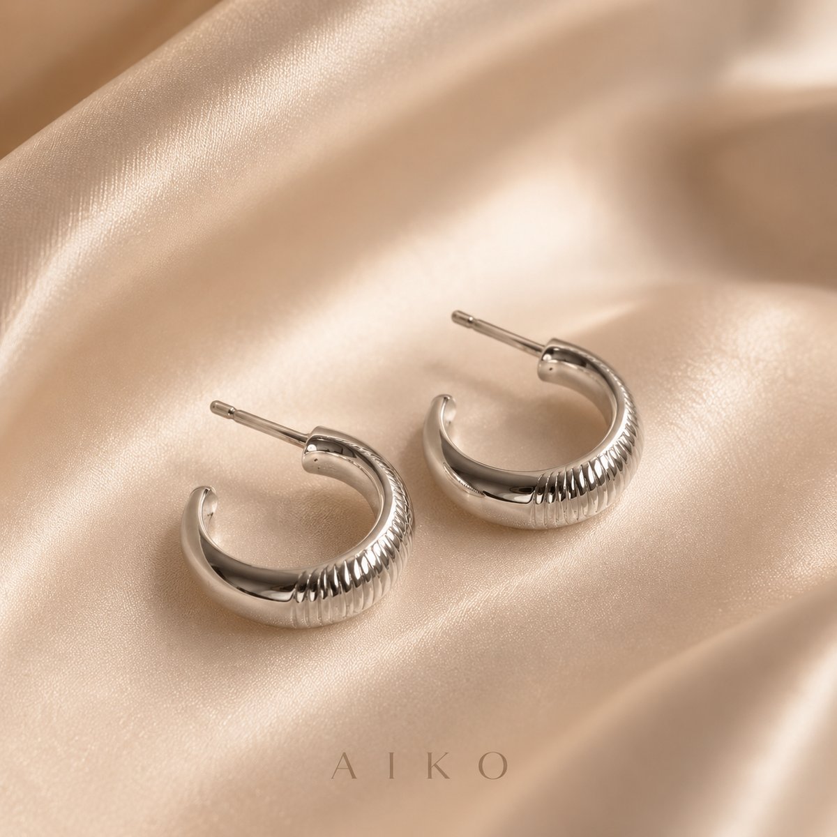 Arete plateado tipo argolla gruesa texturizada - 4