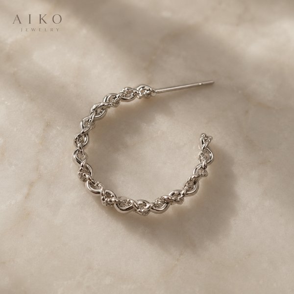 Arete plateado tipo argolla trenzada con brillo