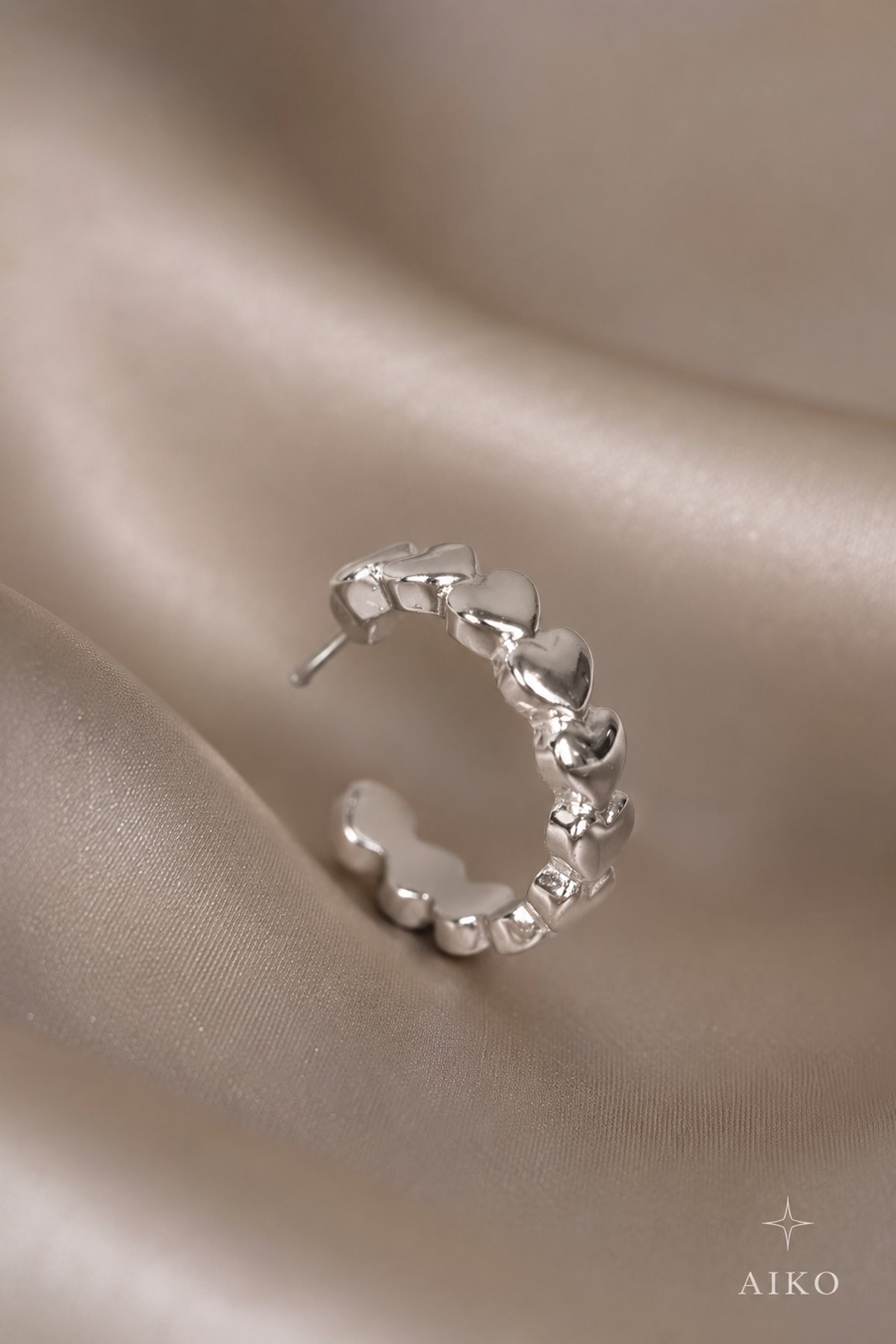 Aretes tipo argolla con diseño de corazones - 3