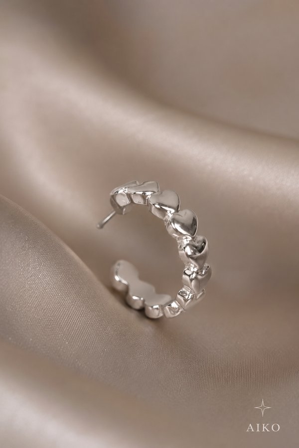 Aretes tipo argolla con diseño de corazones
