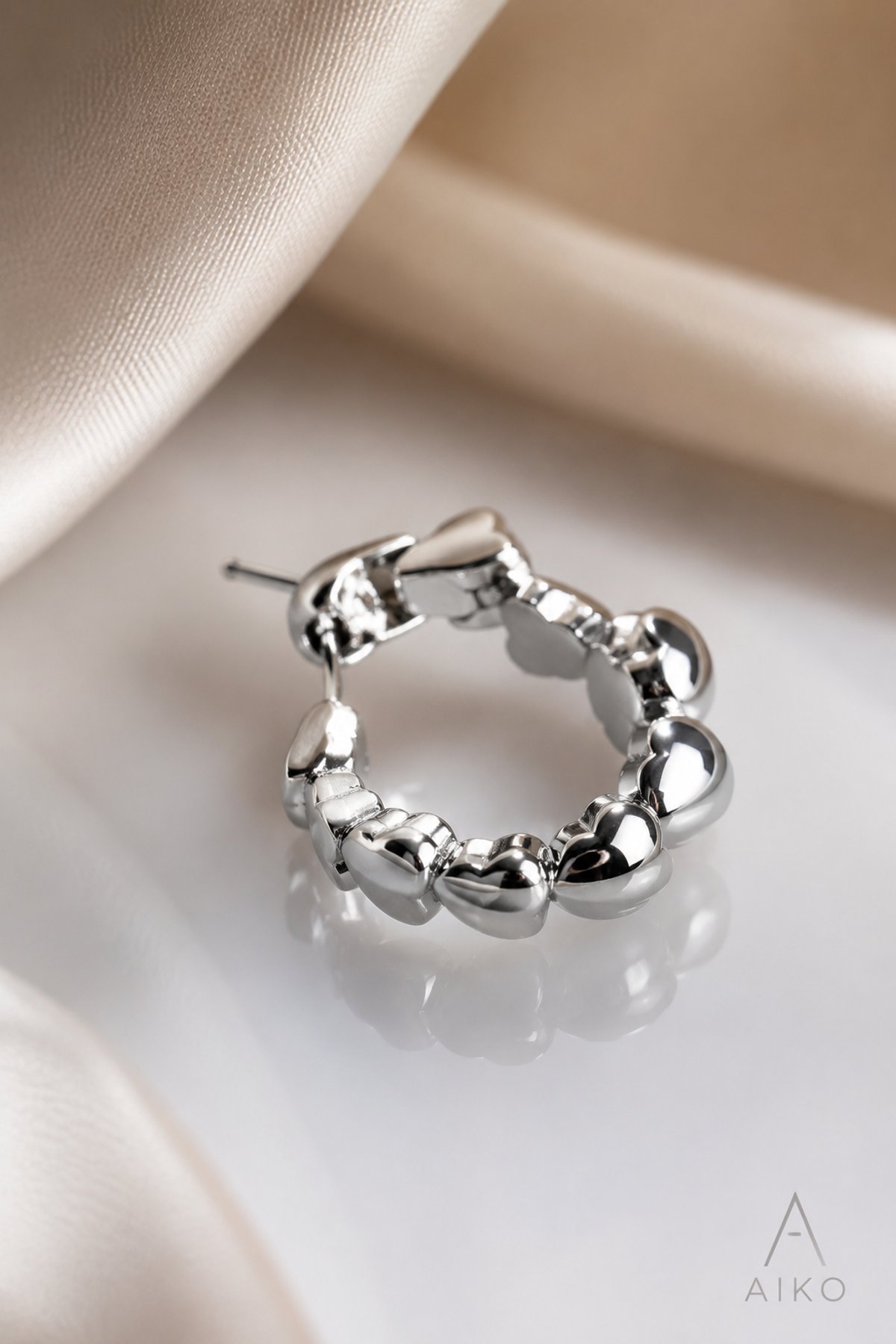 Aretes tipo argolla con diseño de corazones - 4