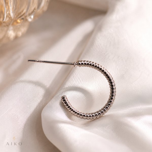 Aretes tipo argolla acanalada