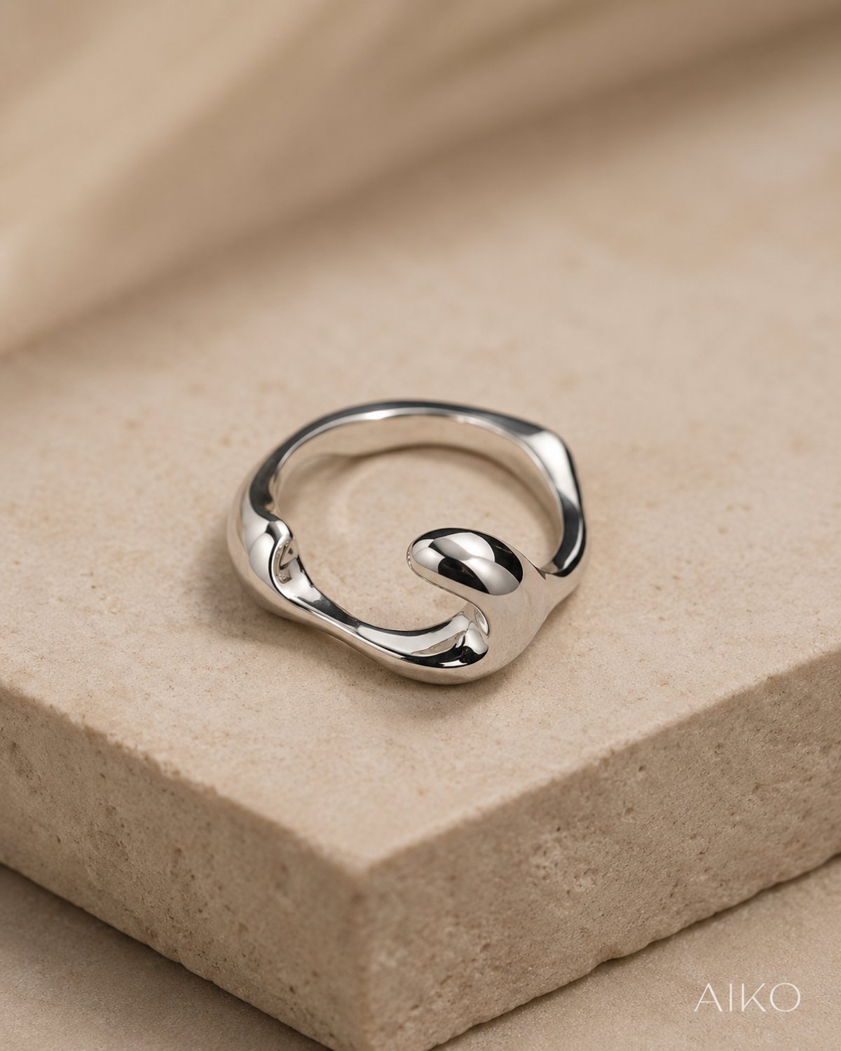 Anillo curvo de diseño fluido - 2