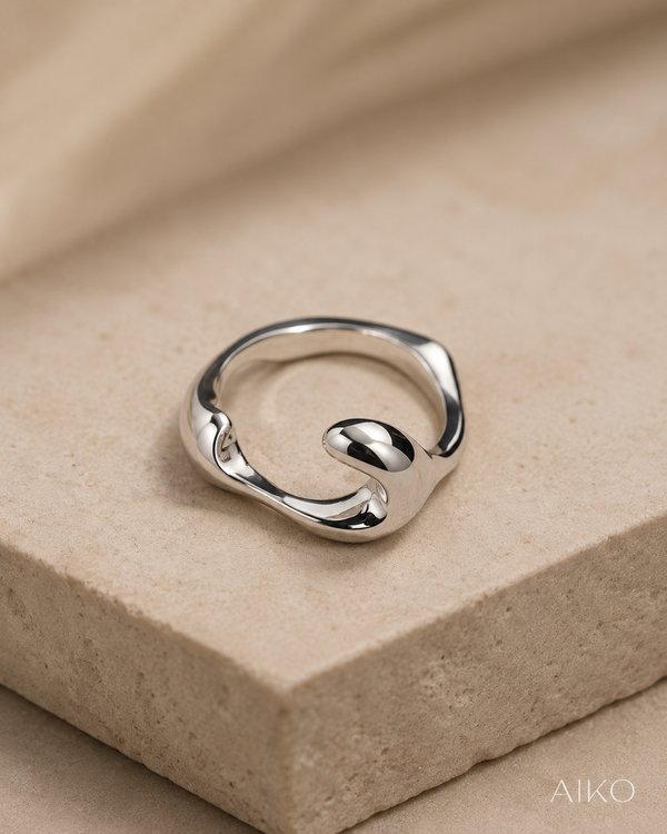 Anillo curvo de diseño fluido