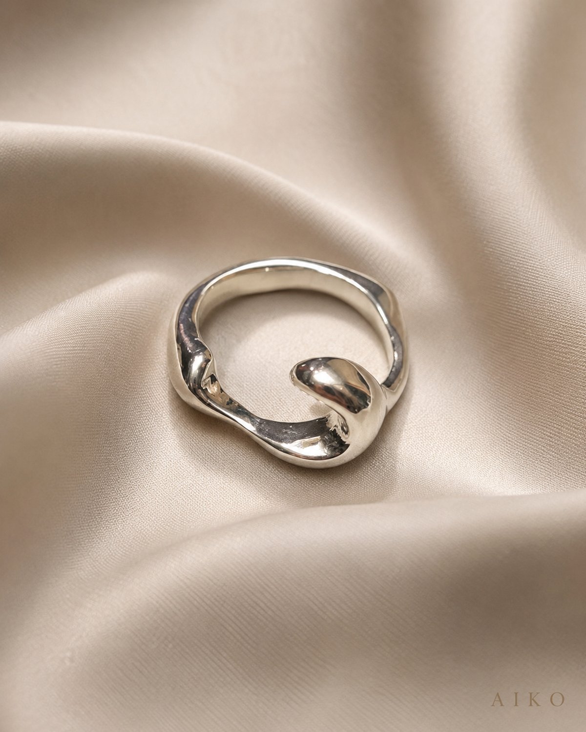 Anillo curvo de diseño fluido - 3
