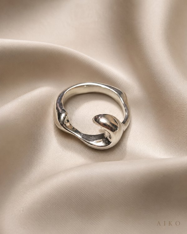 Anillo curvo de diseño fluido