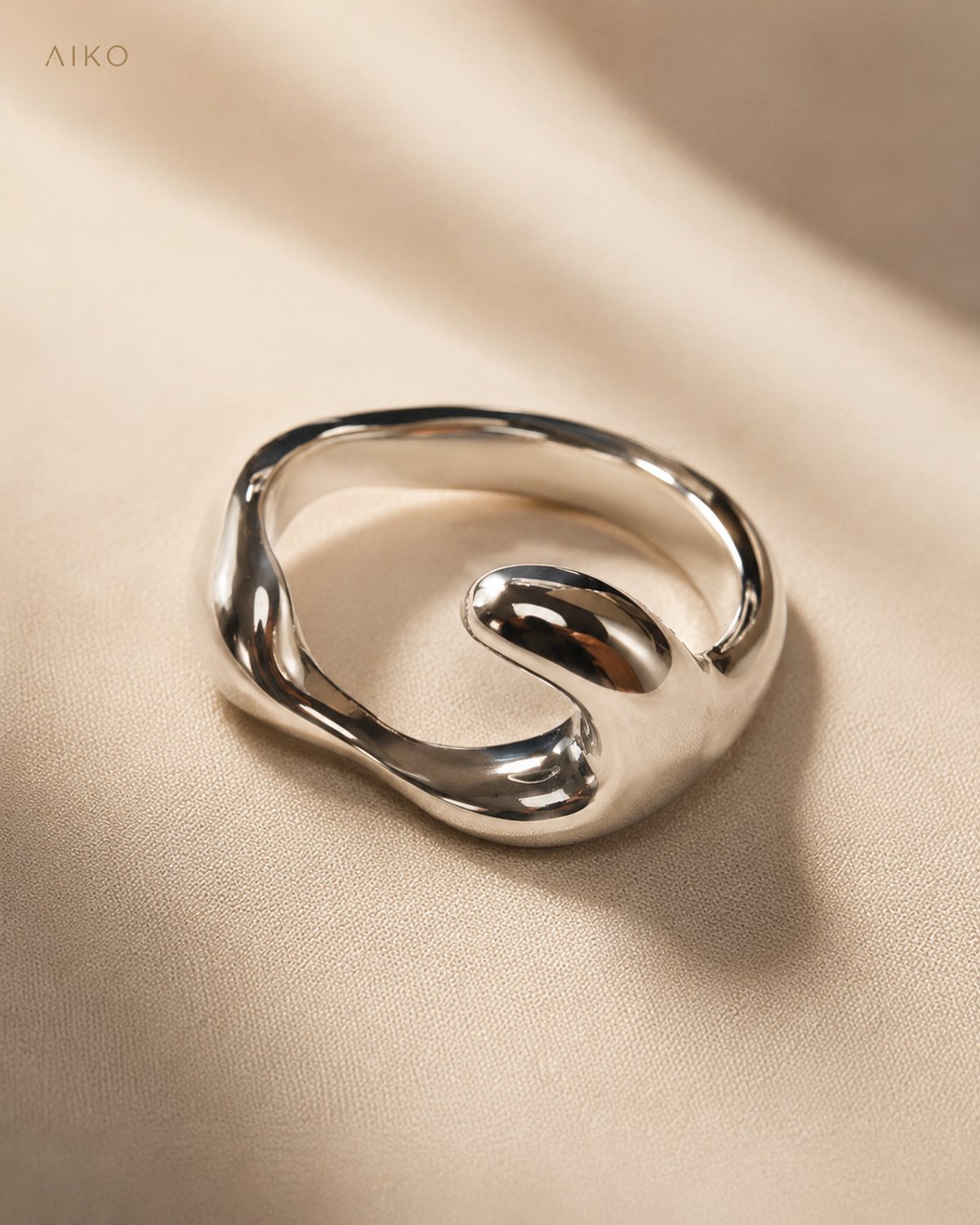 Anillo curvo de diseño fluido - 4