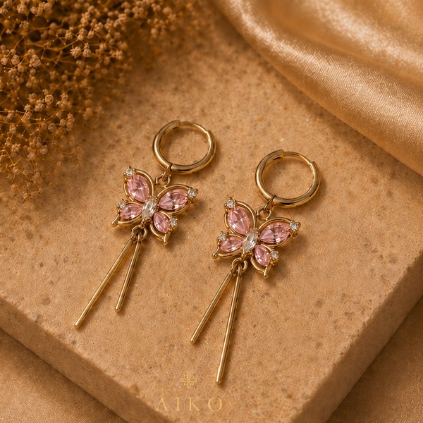 Aretes dorados con mariposa rosada