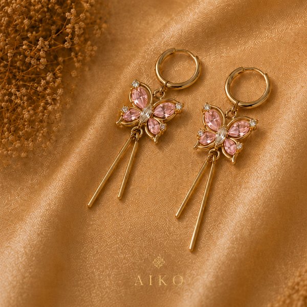 Aretes dorados con mariposa rosada