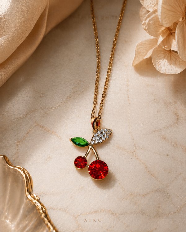 Collar dorado con dije de cereza