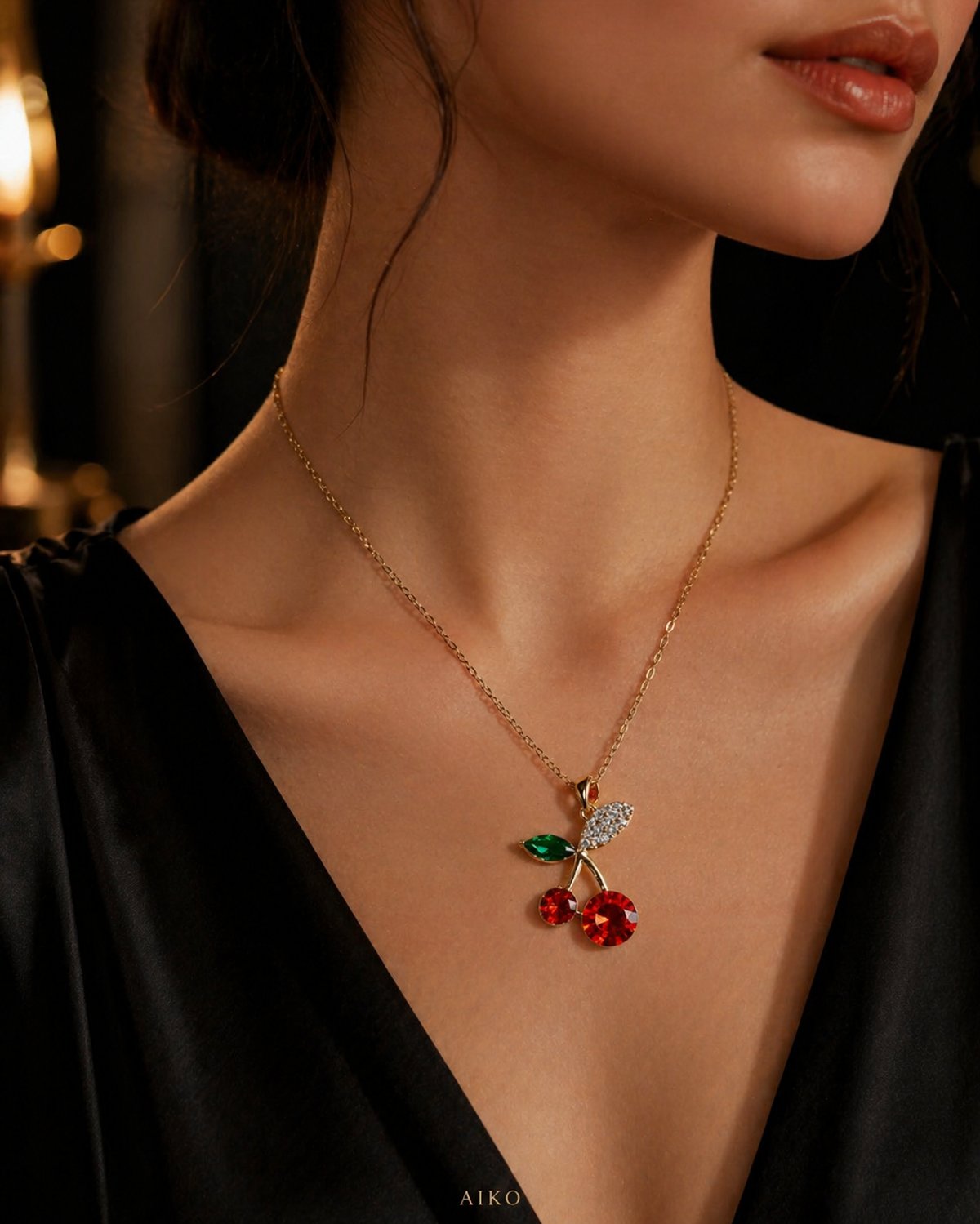 Collar dorado con dije de cereza