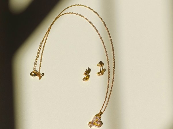 Conjunto de colgante y aros OMIMBI