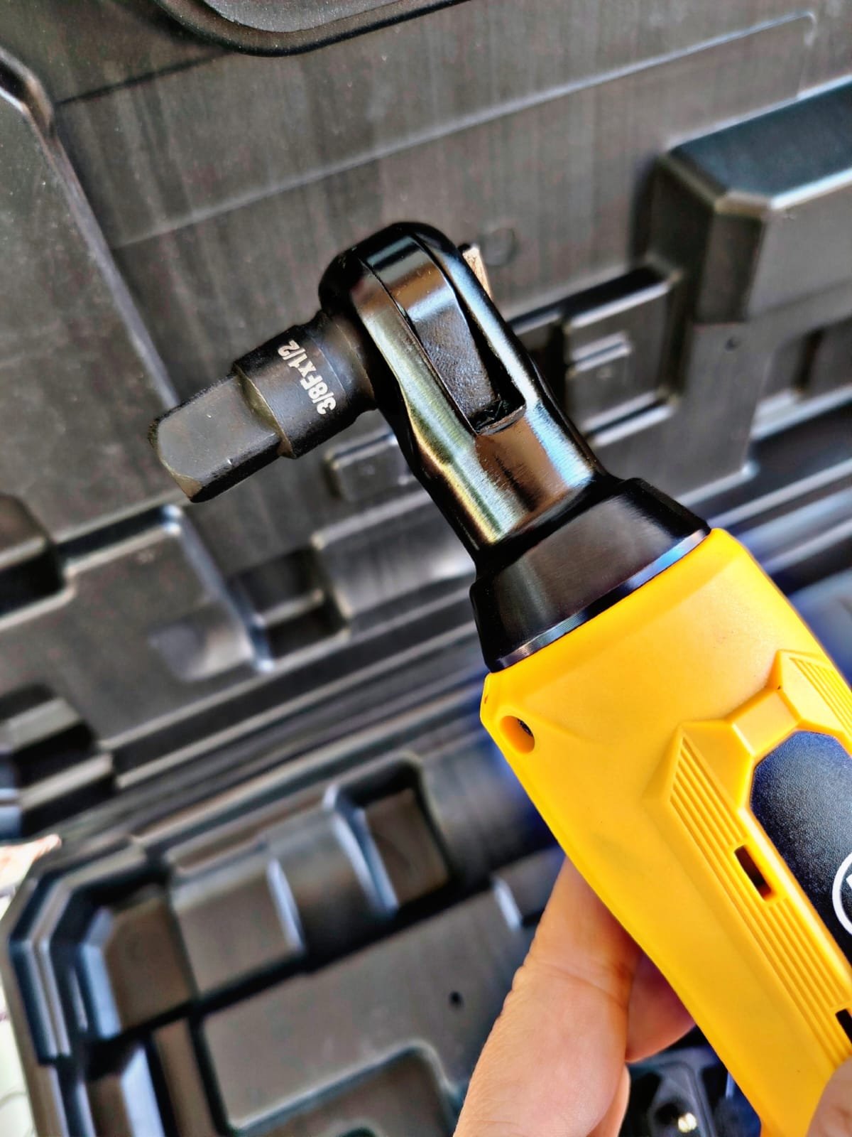 CRIQUET/ CATRACA A BATERIA 21 VOLTIOS 3/8 CON ADAPTADOR DE 1/2