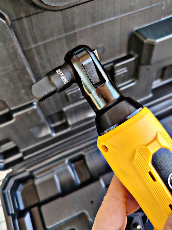 CRIQUET/ CATRACA A BATERIA 21 VOLTIOS 3/8 CON ADAPTADOR DE 1/2