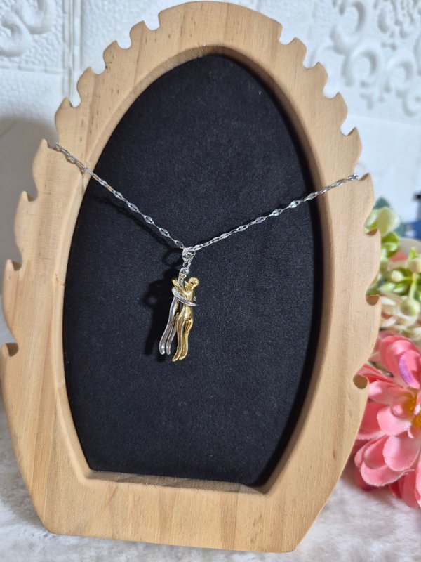 Abrazo eterno de pareja