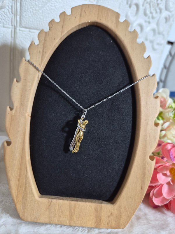 Abrazo eterno de pareja