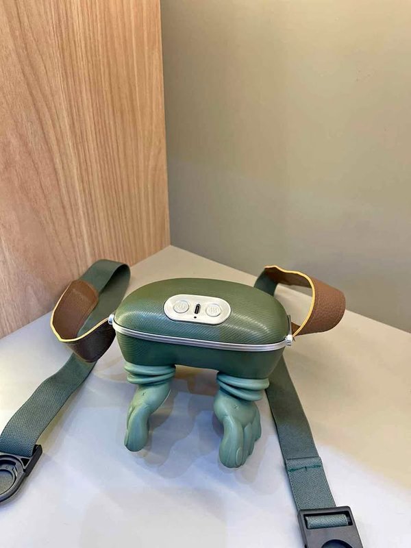 Masajeador cervical verde con diseño de manos