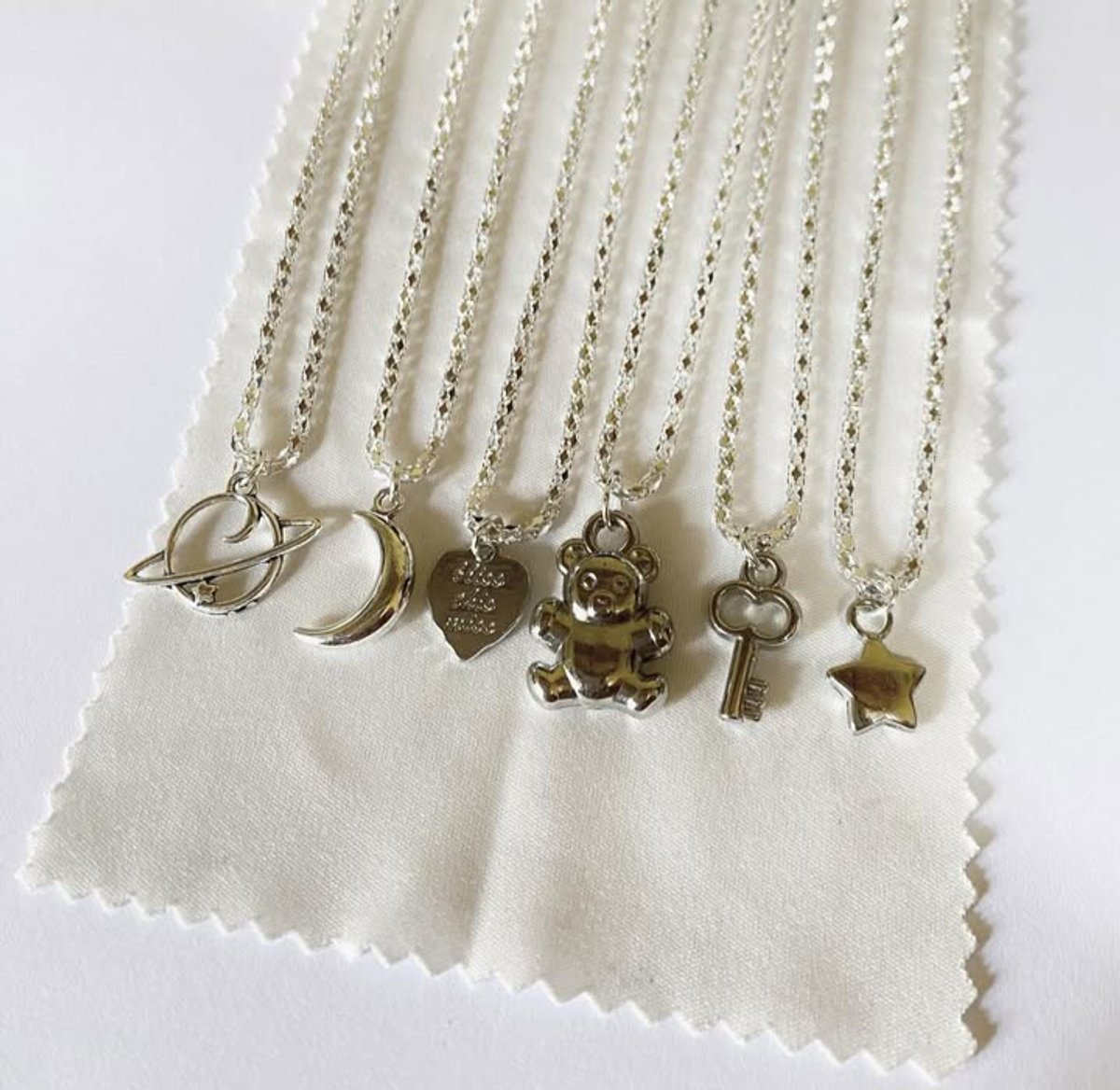 CADENA PLATEADA BAÑADA EN ACERO CON DIJE