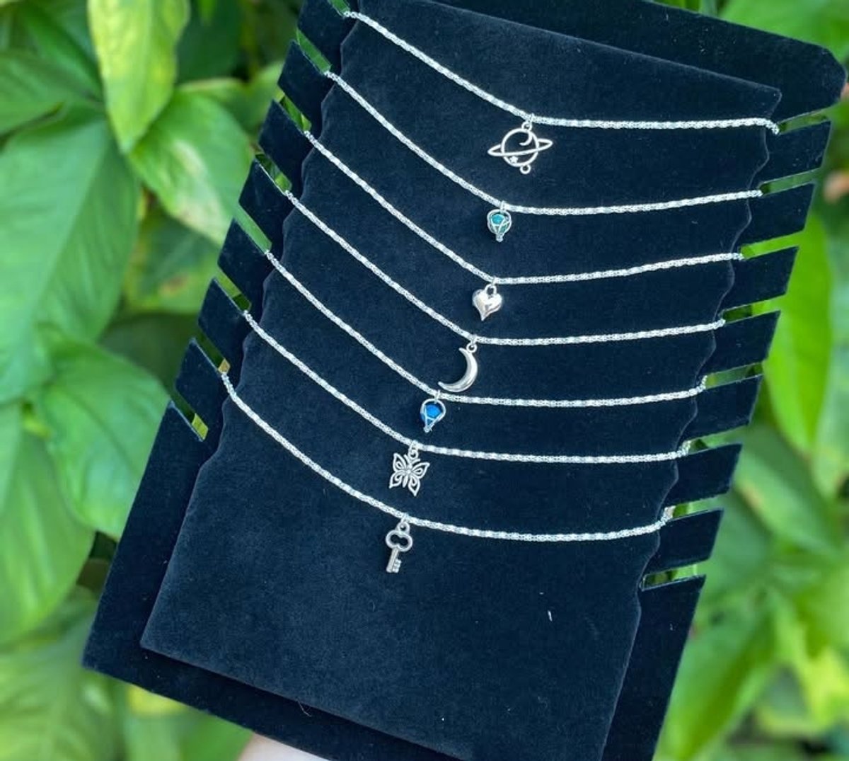 CADENA PLATEADA BAÑADA EN ACERO CON DIJE - 2