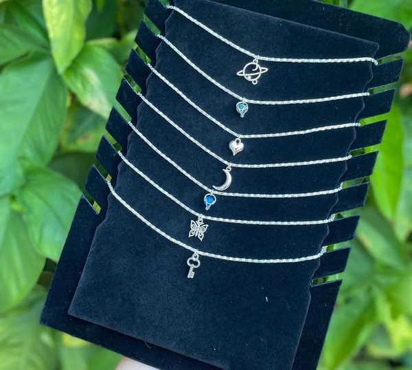 CADENA PLATEADA BAÑADA EN ACERO CON DIJE