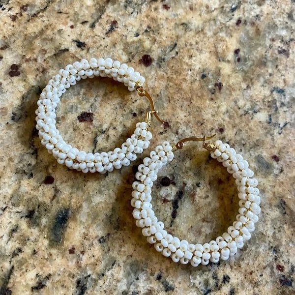 ARRACADAS MEDIANAS BORDADAS CON CHAQUIRAS