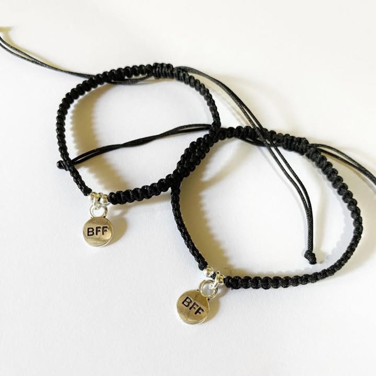 SET DE PULSERAS DE HILO | PULSERA DE HILO CON DIJE - 5