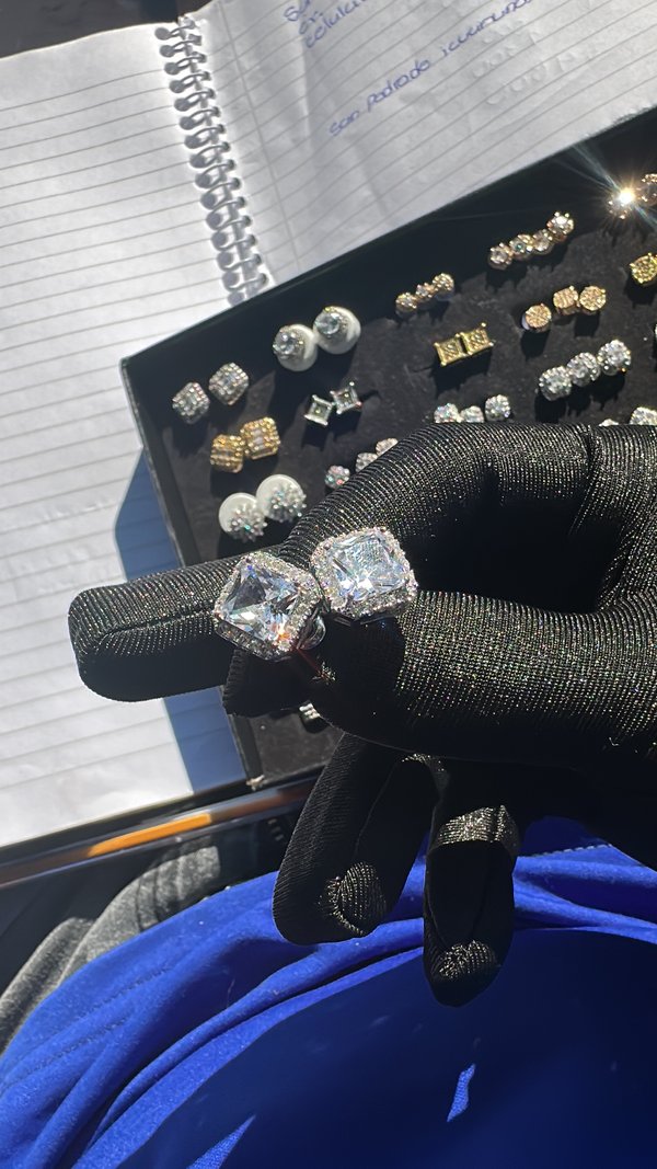 Aros cuadrados plateado con brillos a los costados 