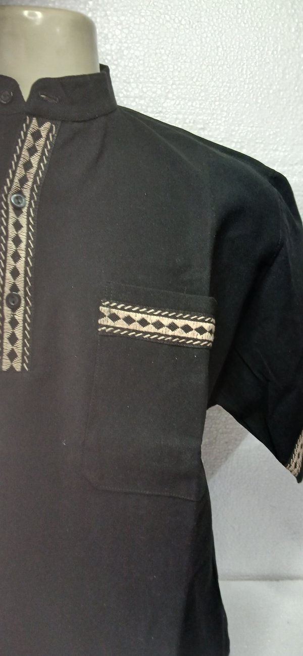 Remera Masc. con cuello Color negro
