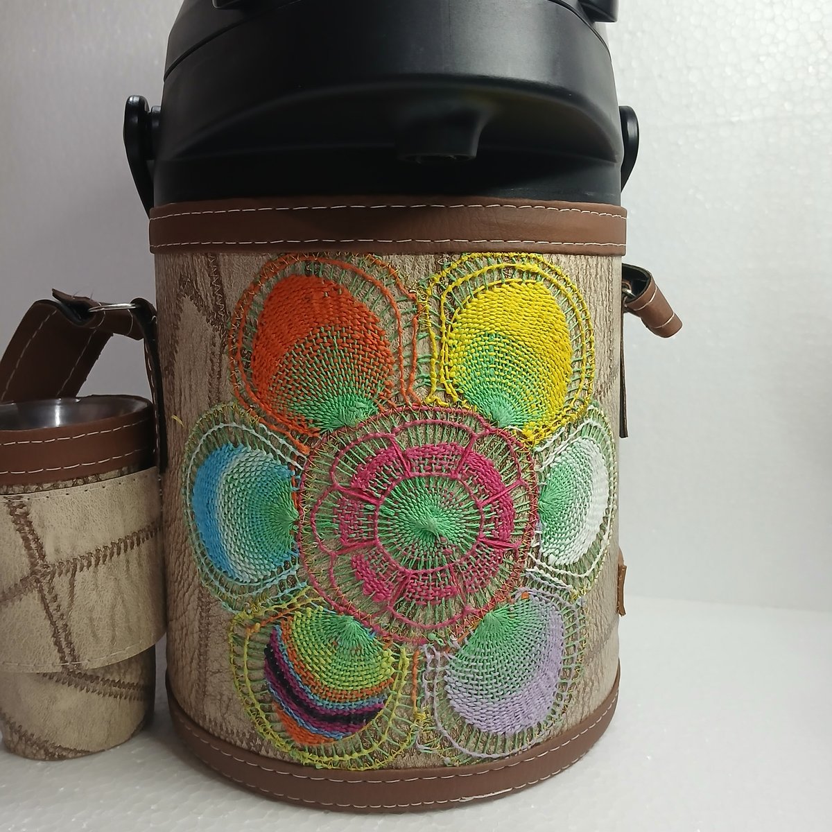 Termo decorado con artesanía