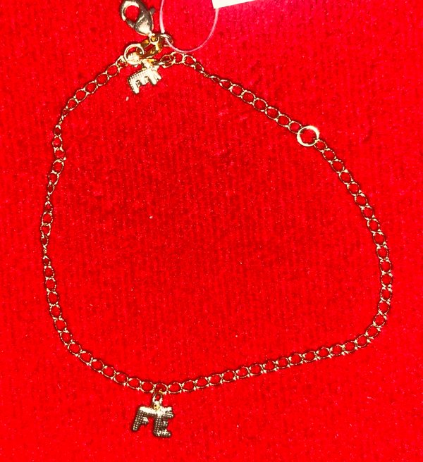Pulsera dorada con dije de letra